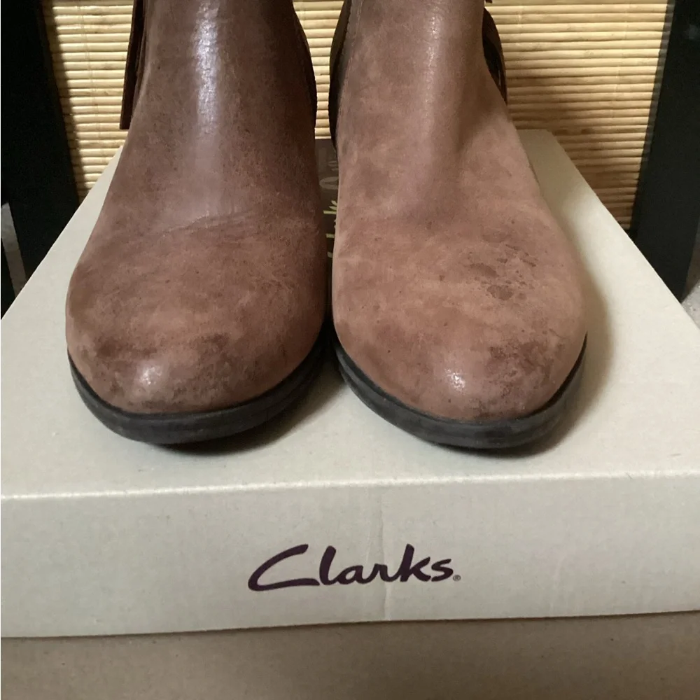♦️ CLARKS Artisan Leather Ankle Boots Sz 6 EUC fringe western bootie brown